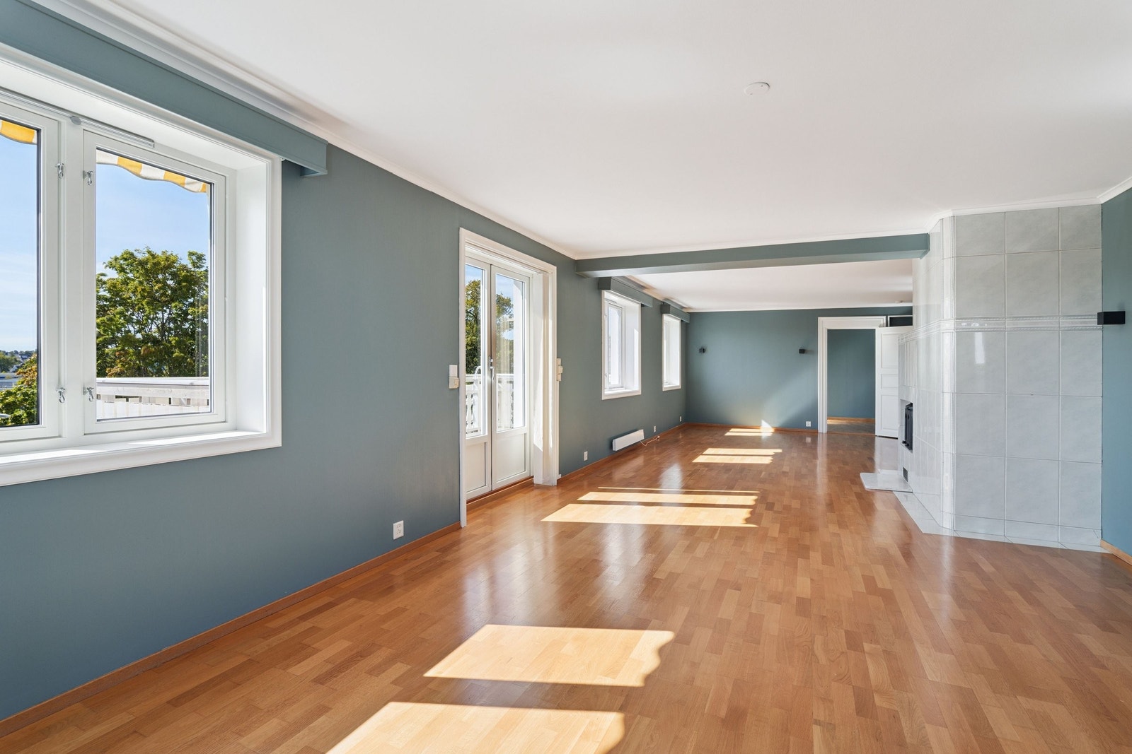 Stor stue med utgang til romslig balkong Galleribilde