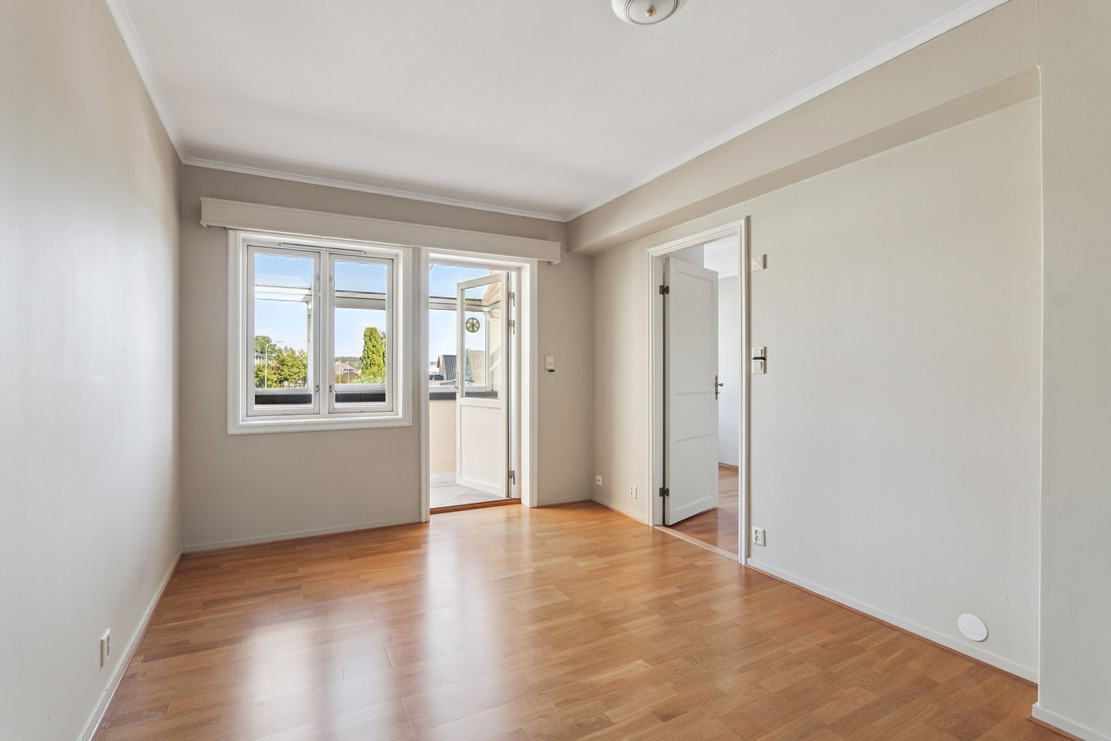 Hoved soverom med eget bad og innglasset balkong Galleribilde