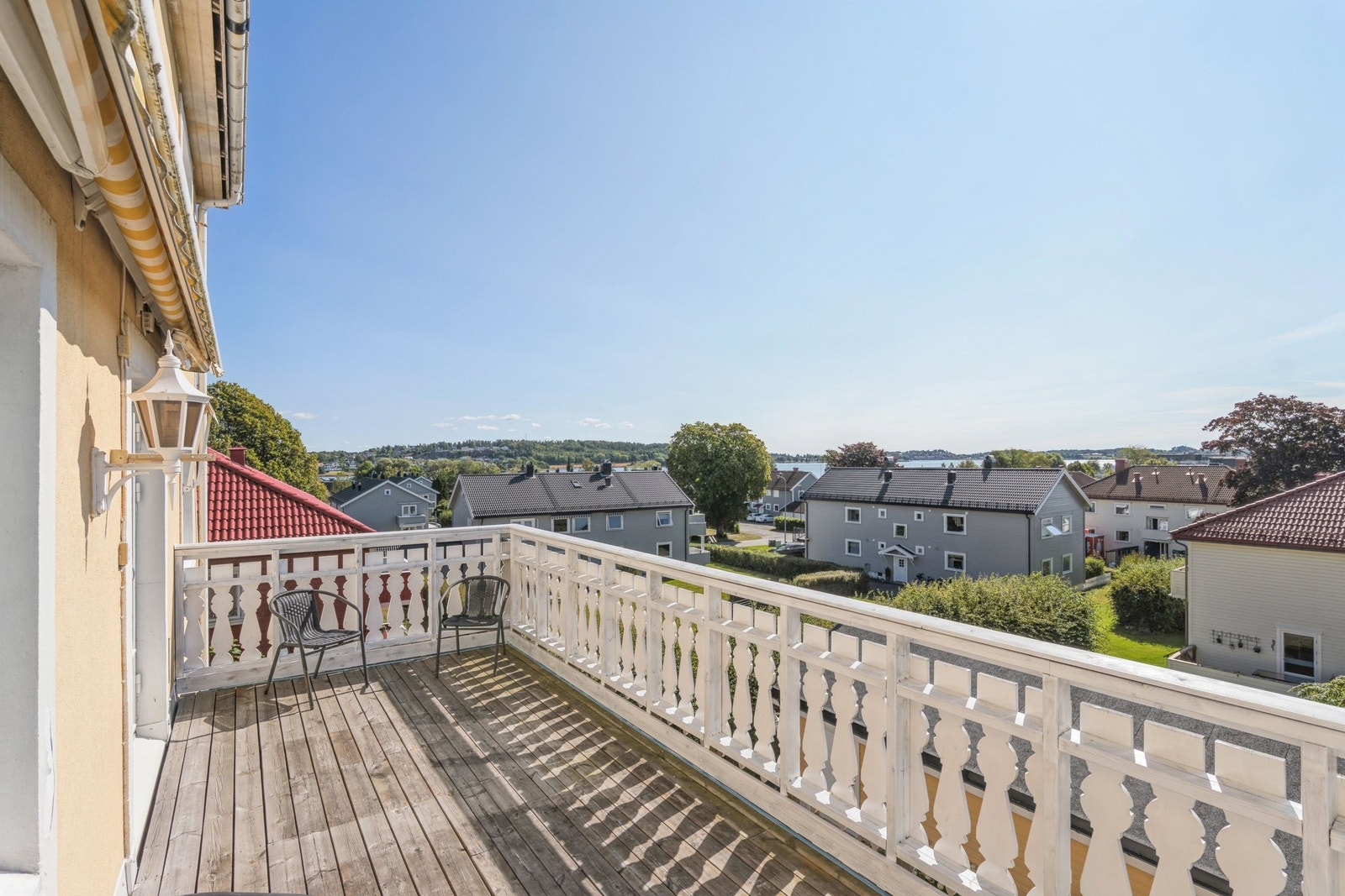 Solrik balkong med sol fra morgen til kveld Galleribilde