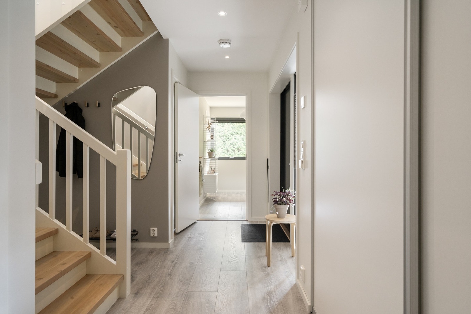 I første etasje er det to soverom, bad og vaskerom. Galleribilde