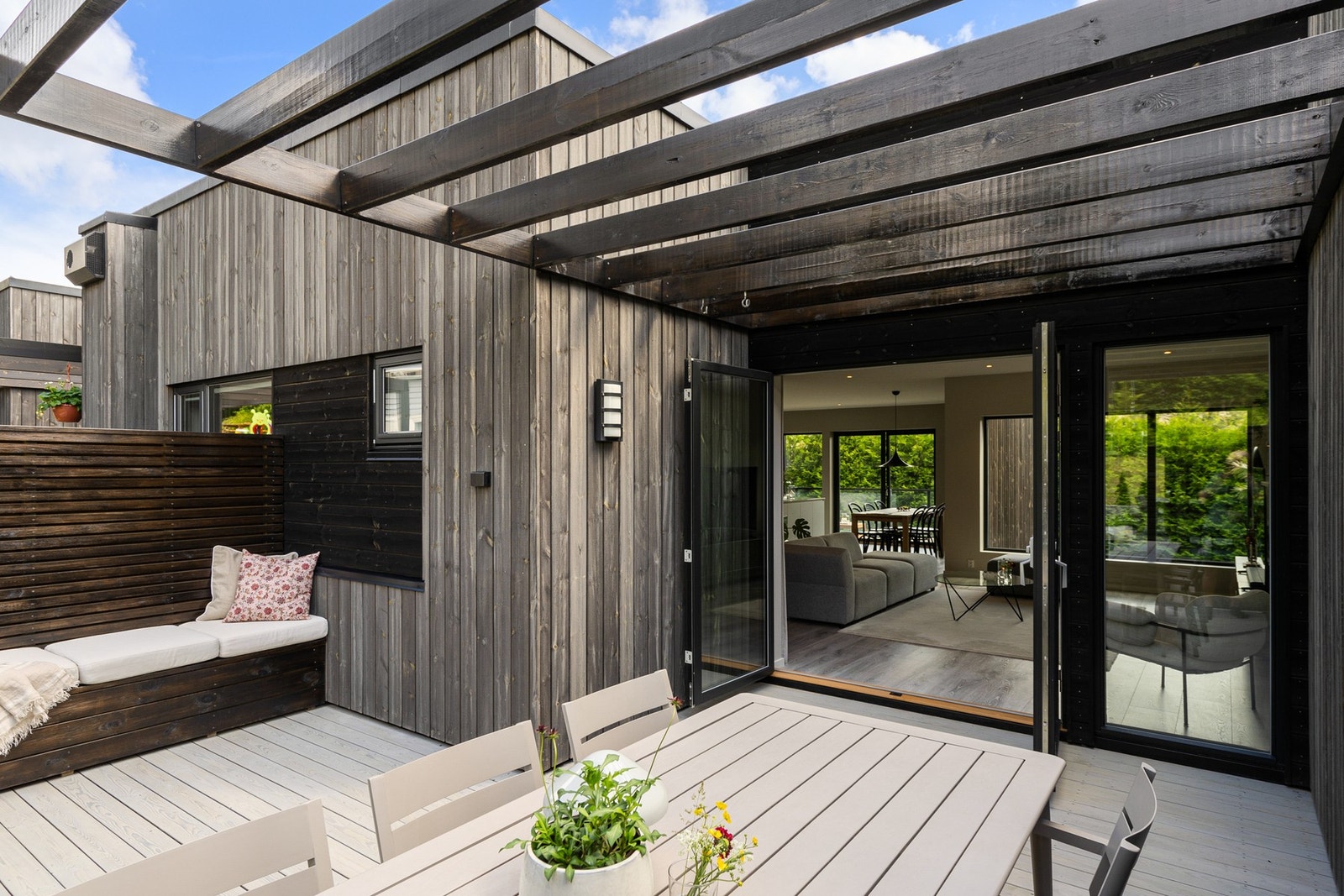 Et innbydende uterom med god plass til både spisegruppe og loungehjørne. Galleribilde