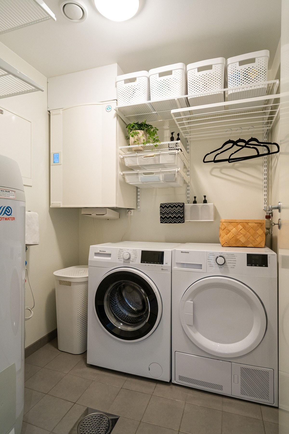 Vaskerom i 1. etasje - opplegg for vaskemaskin og varmekabler i gulvet. Galleribilde