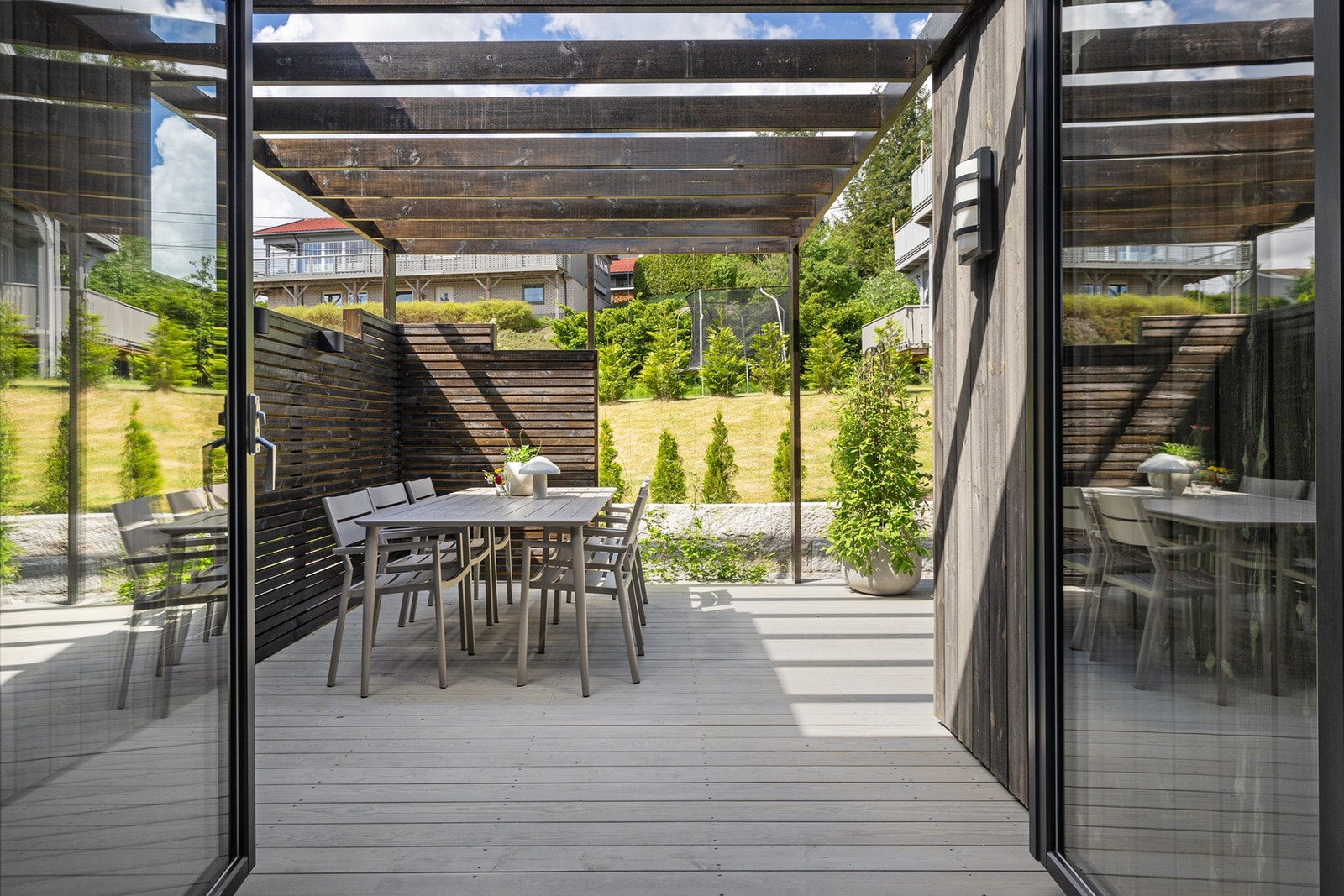 Terrassen fungerer som en naturlig forlengelse av stuen og gir fine muligheter for avslapning og sosiale sammenkomster. Galleribilde