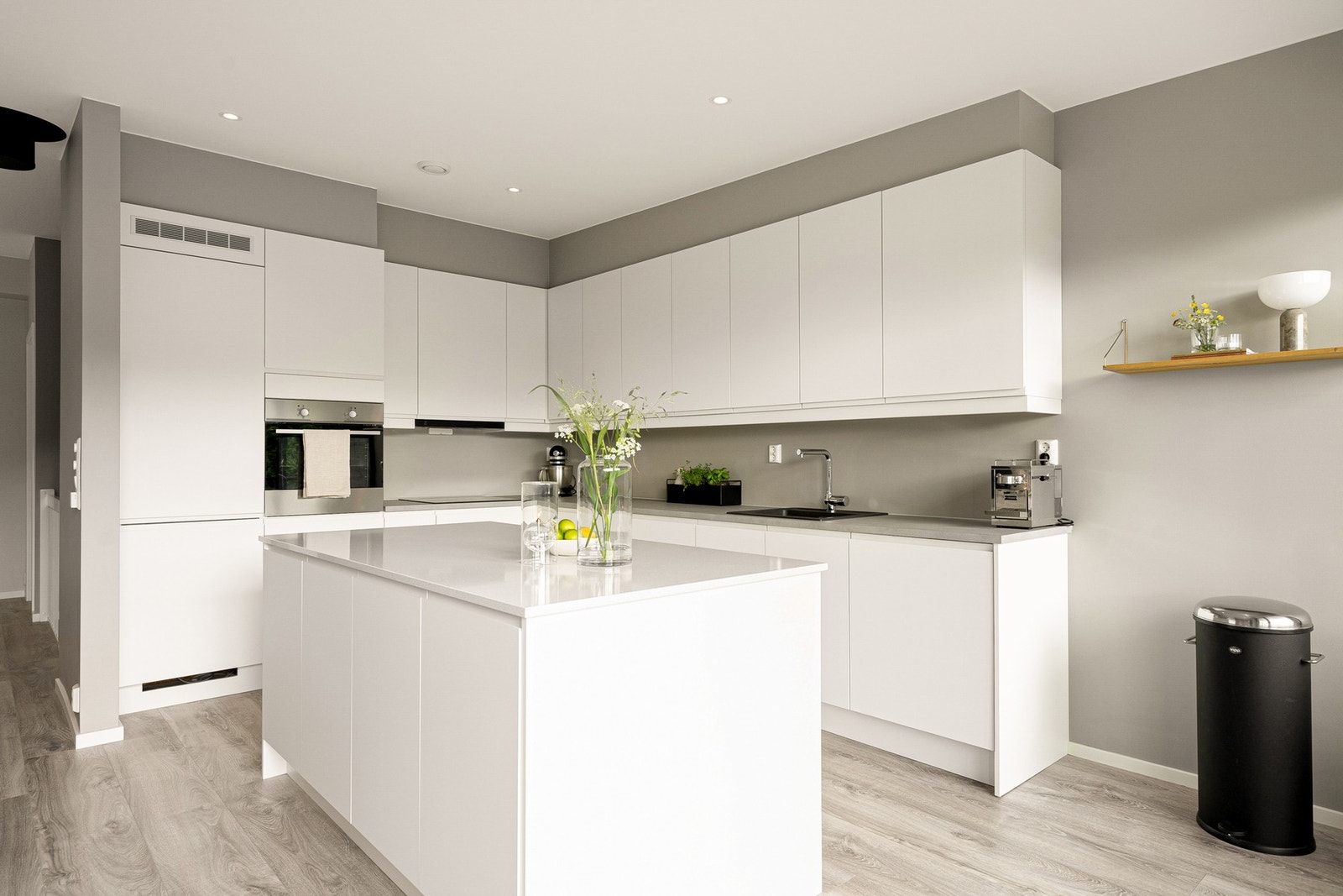 Funksjonelt og pent kjøkken med god skapplass og integrerte hvitevarer. Galleribilde