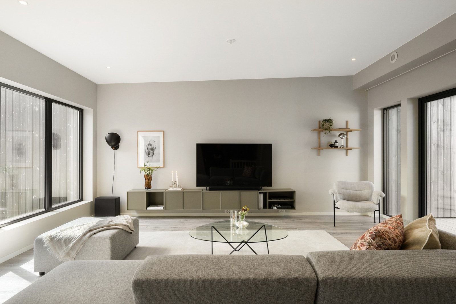 Store vindusflater gir rikelig med dagslys og en luftig romfølelse gjennom hele oppholdsrommet. Galleribilde