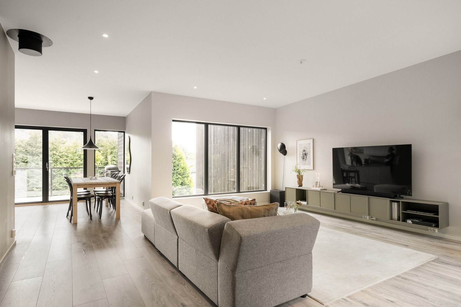 I andre etasje er det stue, kjøkken, soverom, bad og to terrasser. Galleribilde