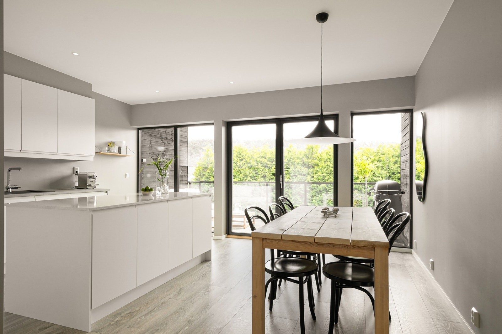 Praktisk kjøkkenøy som både gir ekstra benkeplass og en naturlig samlingsplass. Galleribilde