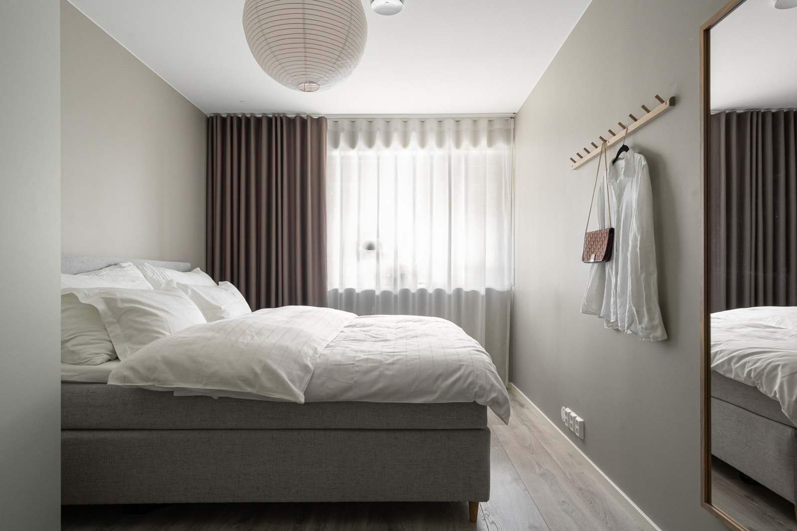 Hovedsoverommet har lune, behagelige farger og en avslappende atmosfære, med god plass til både dobbeltseng og nattbord. Galleribilde