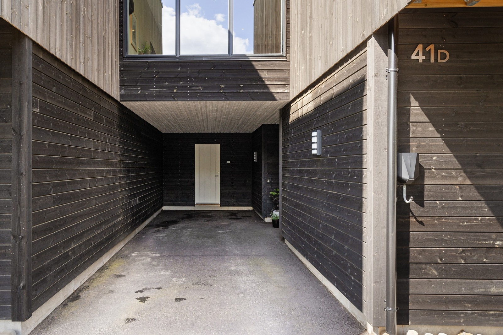 Biloppstillingsplass i carport med elbillader. Galleribilde