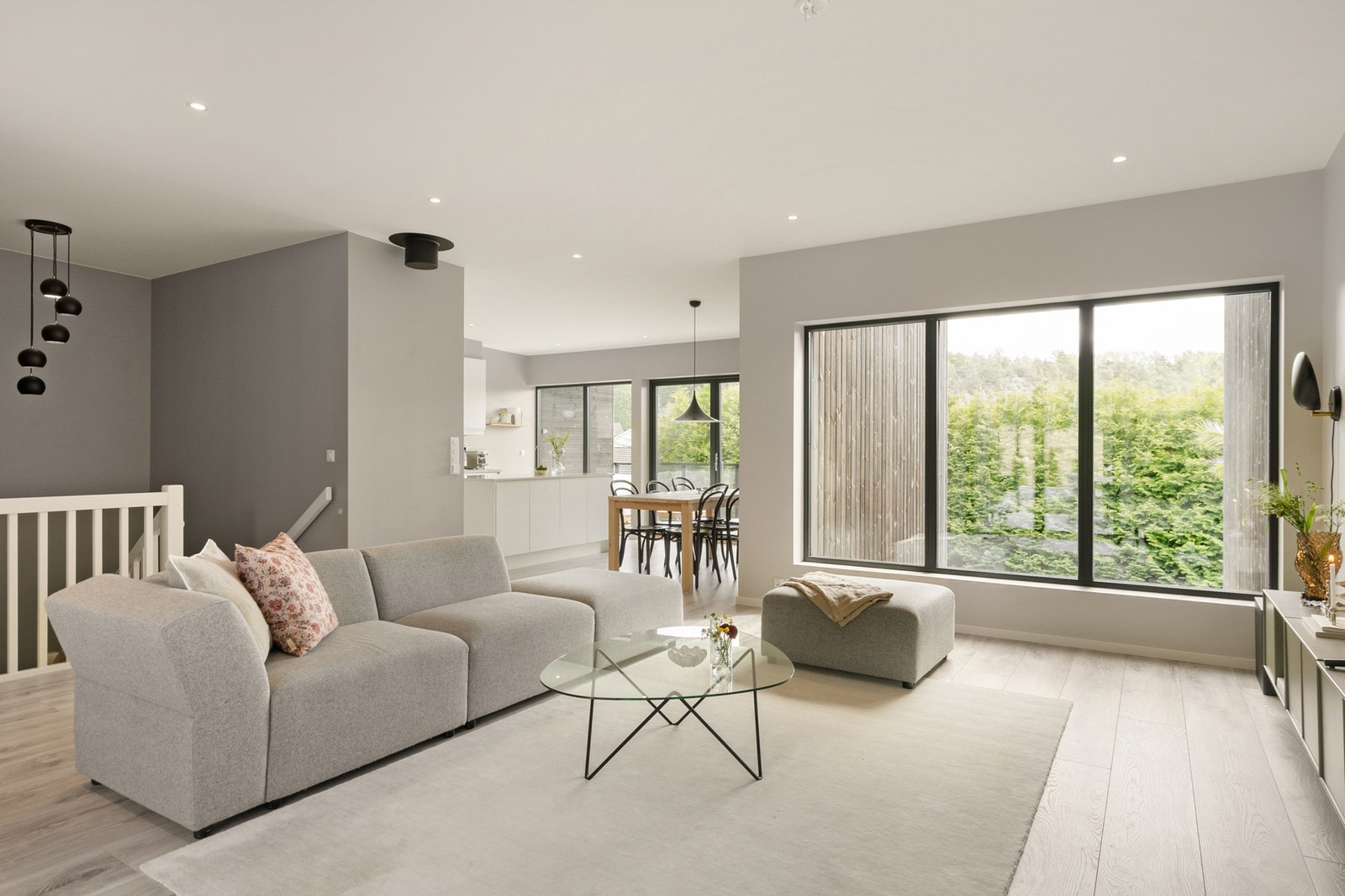 Lys og romslig stue med store vinduer og god plass til både sofakrok og tv-løsning. Galleribilde