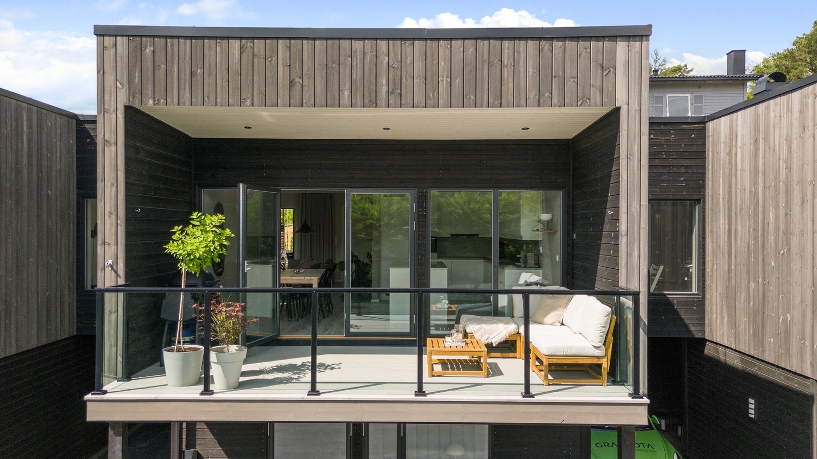 Fra kjøkkenet er det direkte utgang til en solrik balkong - perfekt for å nyte måltider ute på varme dager. Galleribilde