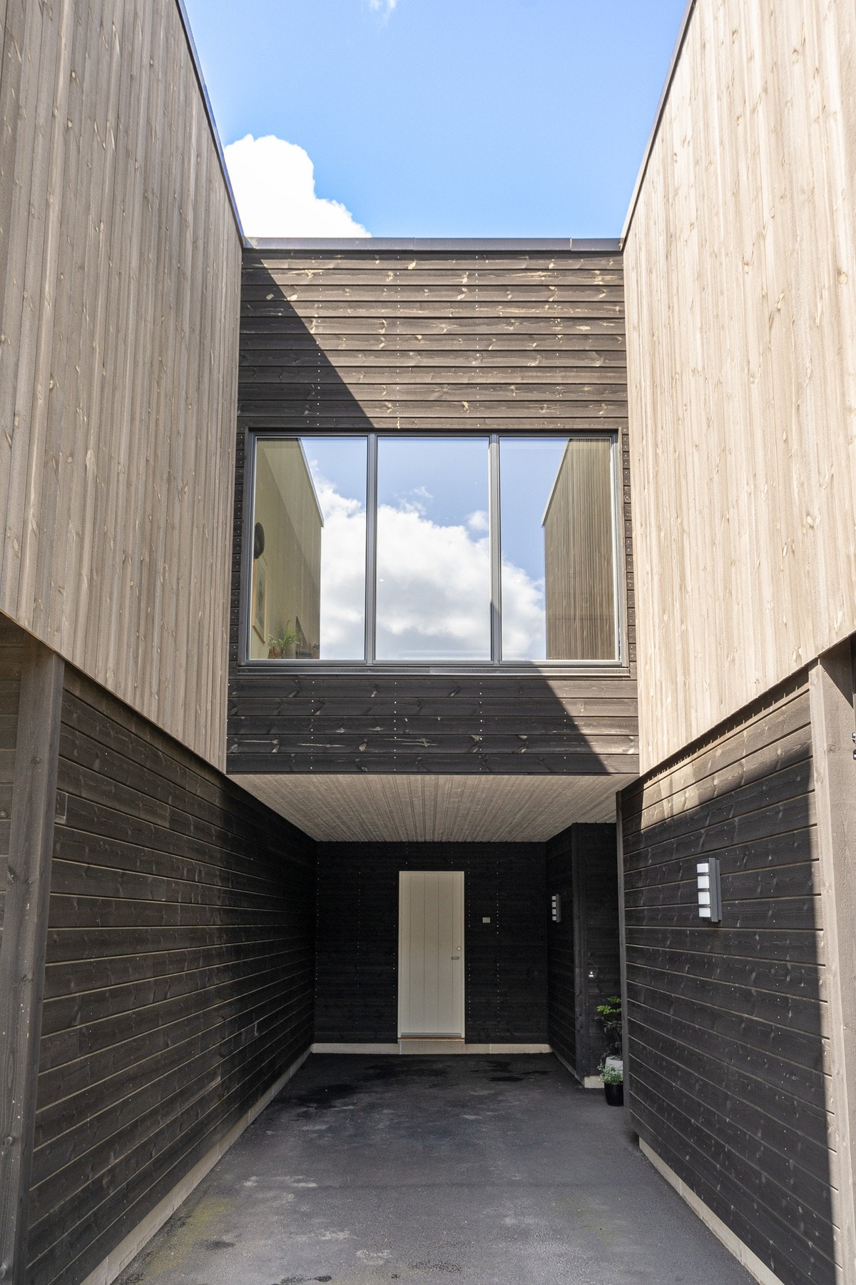 Boligen har en utvendig bod. Galleribilde