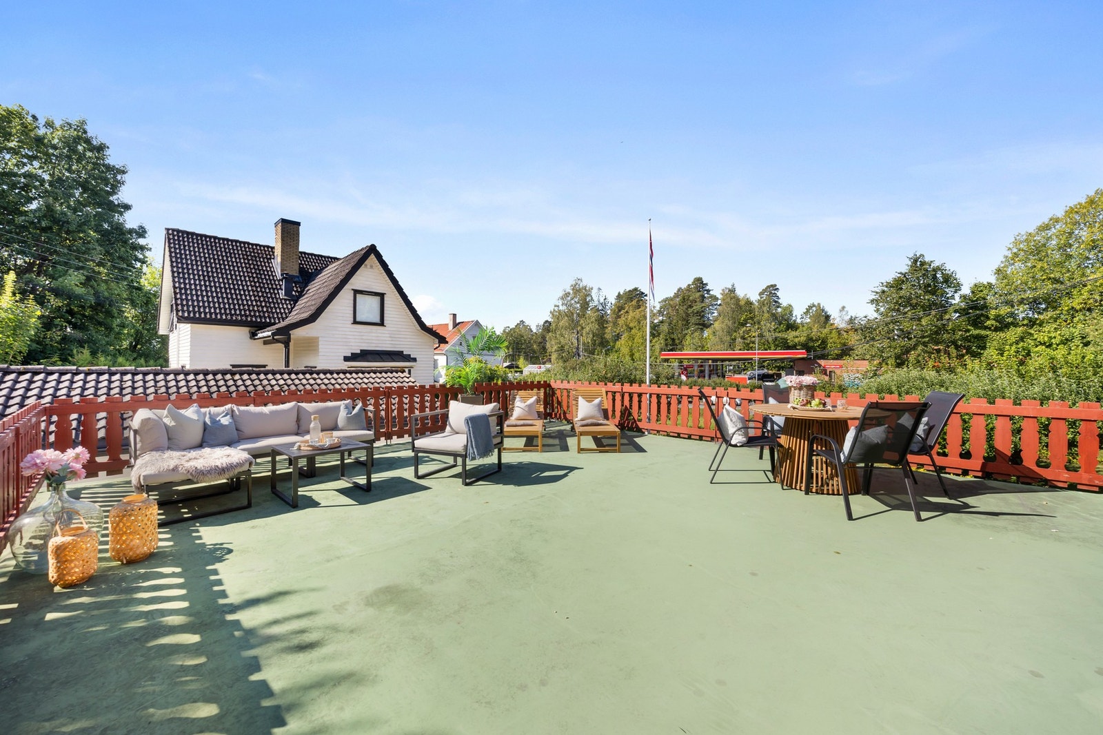 Fra stuen er det naturlig adgang til boligen store og flotte terrasse på hele 47 kvm Galleribilde