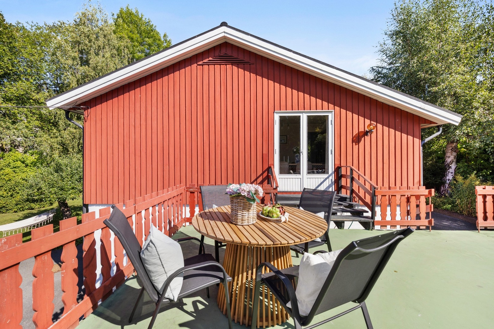 Terrassen ligger som takterrasse over garasjen og byr på gode solforhold store deler av dagen Galleribilde