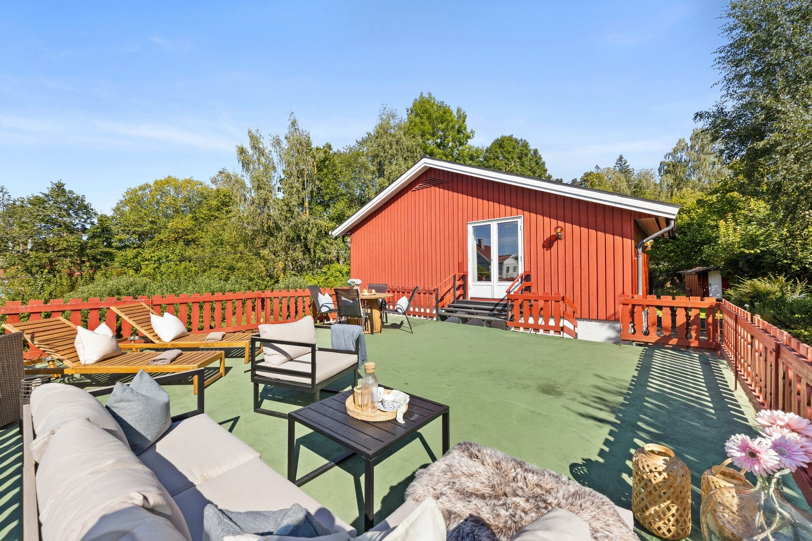 Her har du god plass til sittegruppe, grill og annet ønsket utemøblement Galleribilde