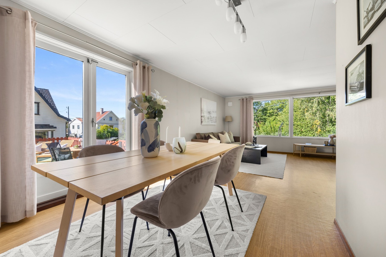 Boligen går over 2 plan og byr på en stor og frodig hage Galleribilde