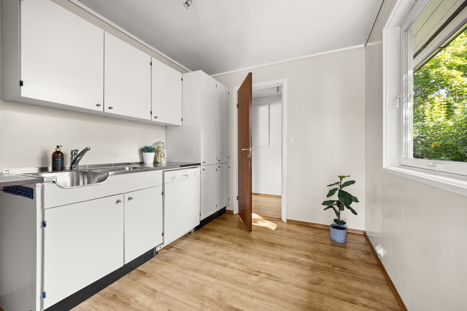 Kjøkken med plass til det du trenger i hverdagen. Galleribilde