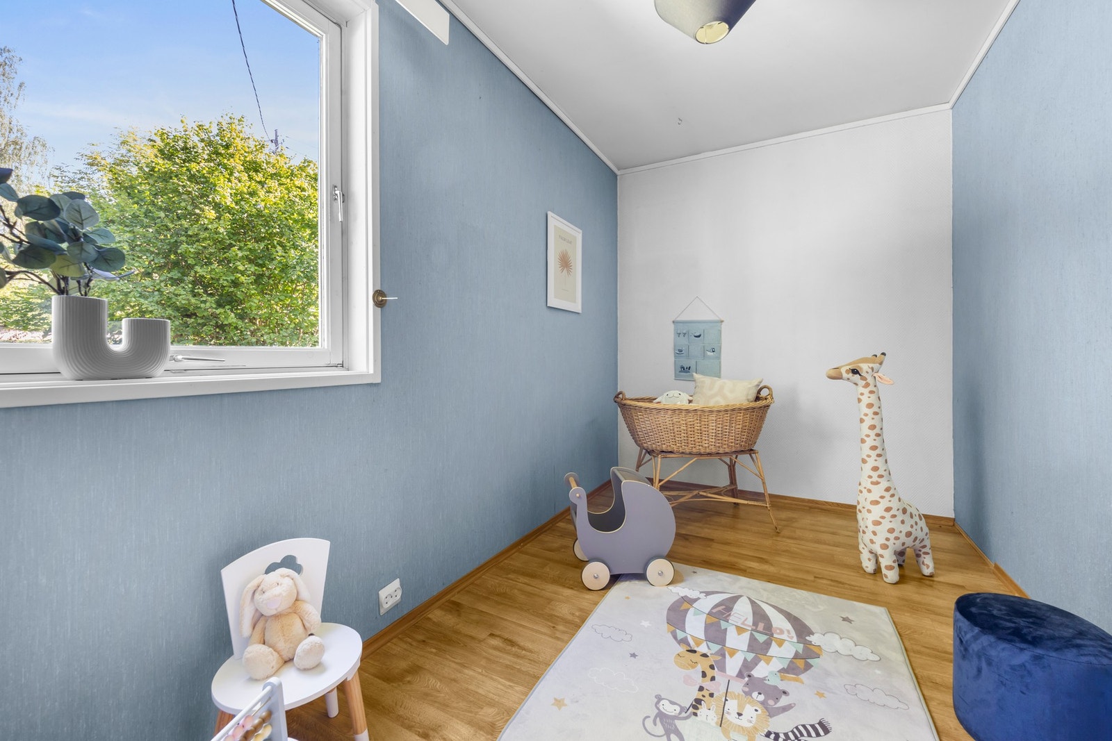 I boligens 1.etasje er det 3 soverom av god størrelse med god plass til seng, nattbord og ønsket garderobeløsning Galleribilde