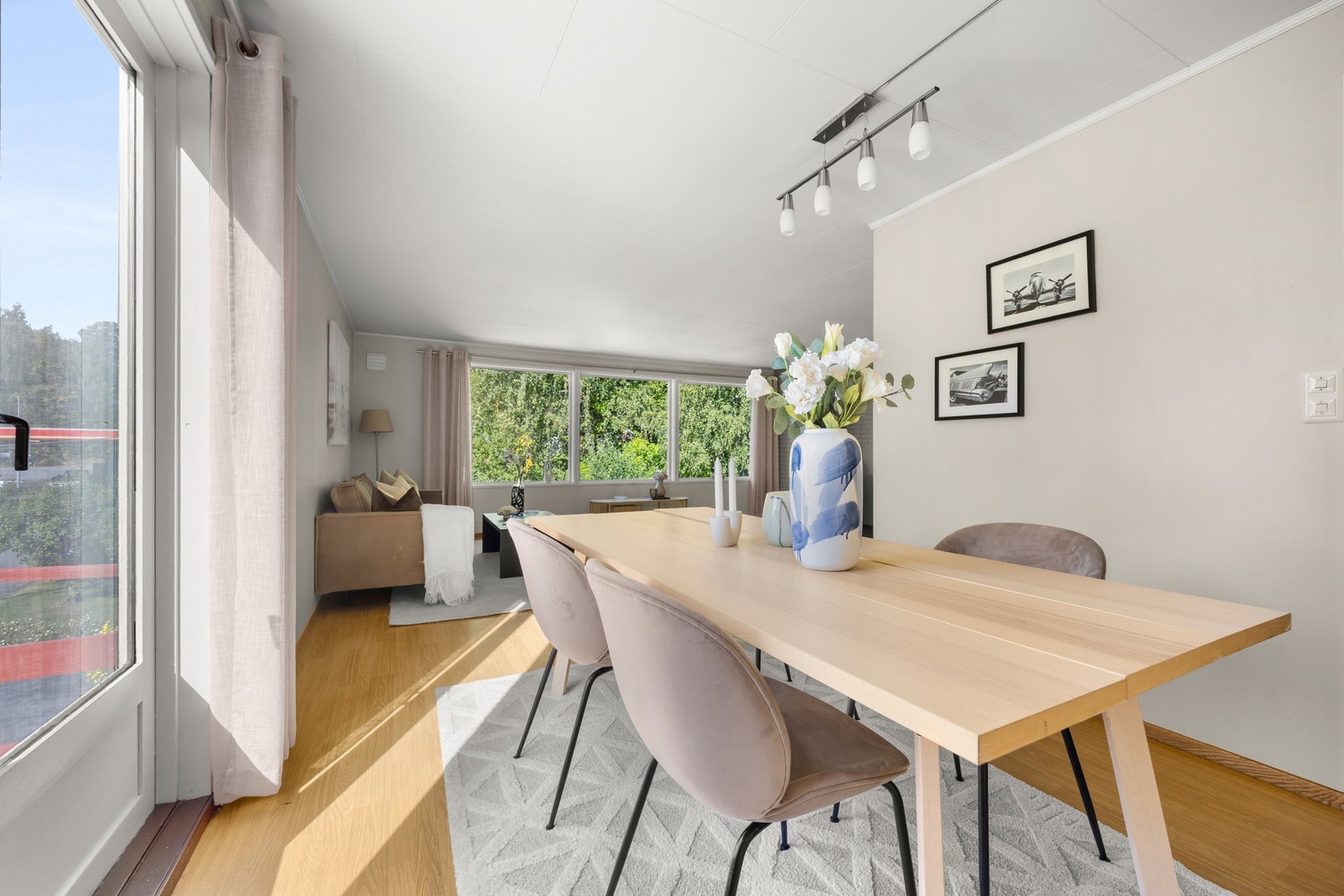 I tilknytning til både stue og kjøkken er det god plass til å innrede med langbord eller spisegruppe med plass til hele familien! Galleribilde