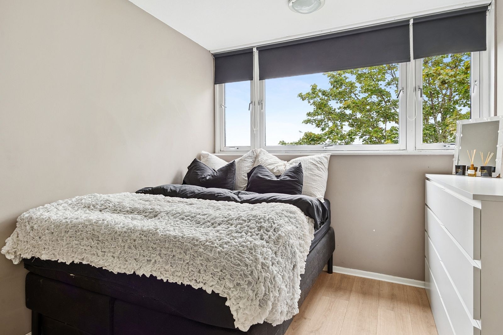 Soverommet måler hele 11,5 kvm og er innredet med dobbeltseng og garderobeløsninger. Galleribilde