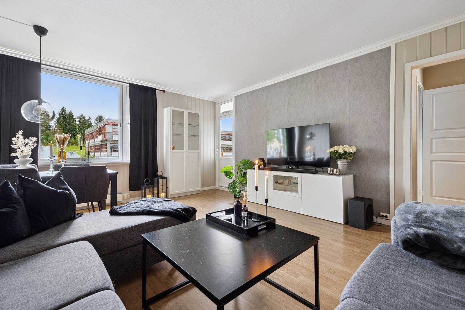 Store vindusflater som gir rikelig med naturlig lysinnslipp til alle oppholdsrom. Galleribilde