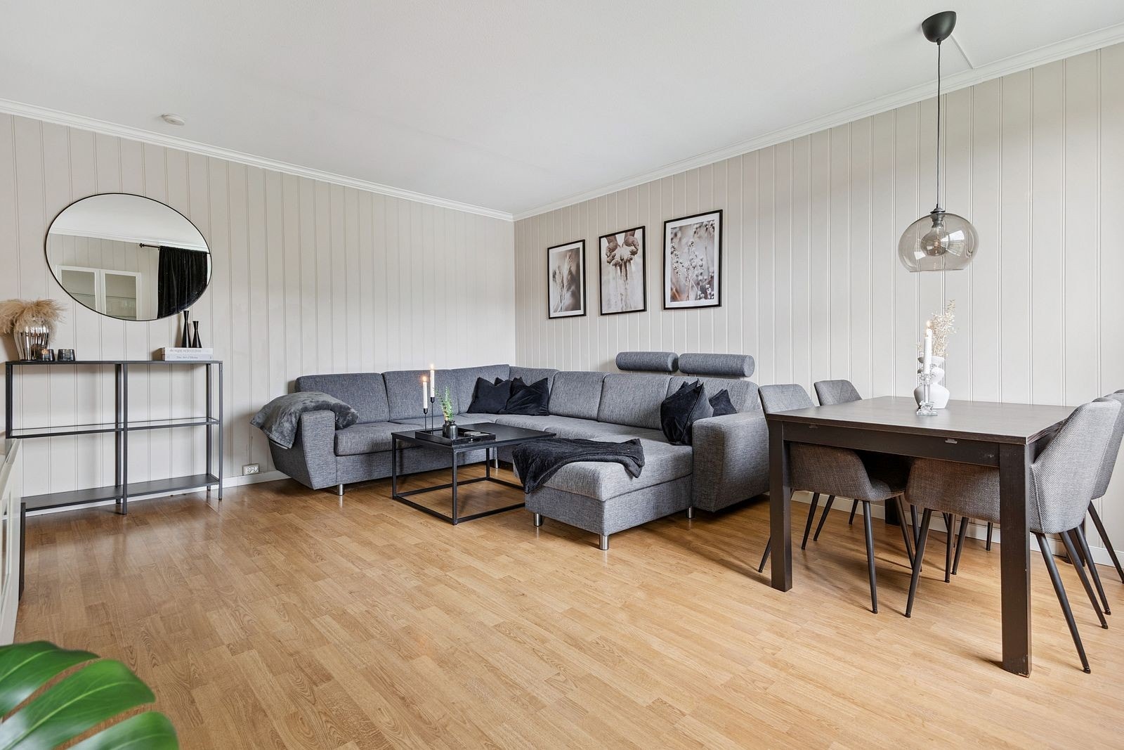 Stuen er pent innredet med en romslig sofagruppe, samt spisebord. Galleribilde