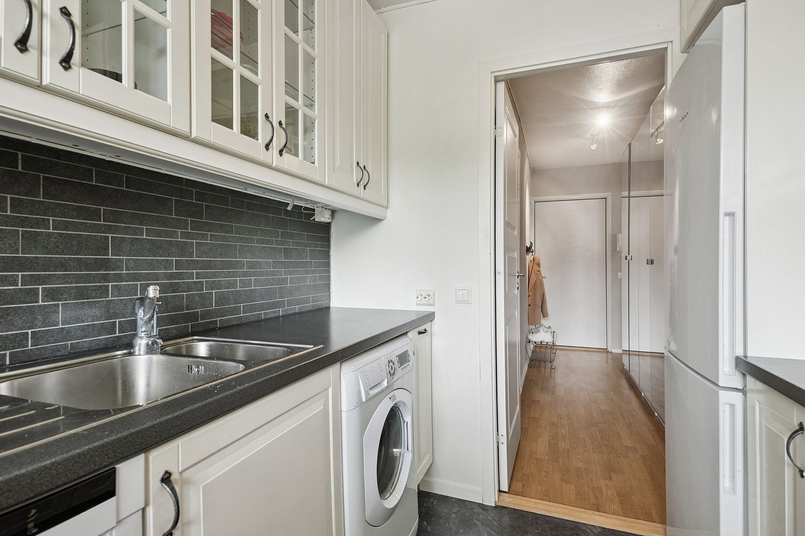 Kjøkkenet er utstyrt med komfyr, kjøleskap, vaskemaskin og oppvaskmaskin. Galleribilde