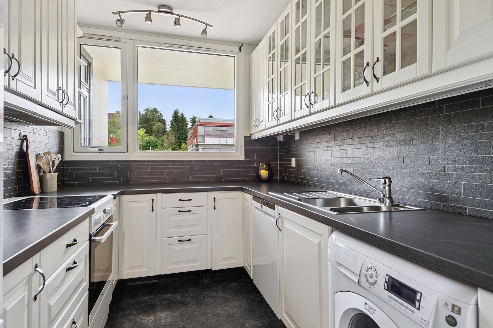 Kjøkkenet har lyse fronter og mye plass i skuffer og skap. Galleribilde