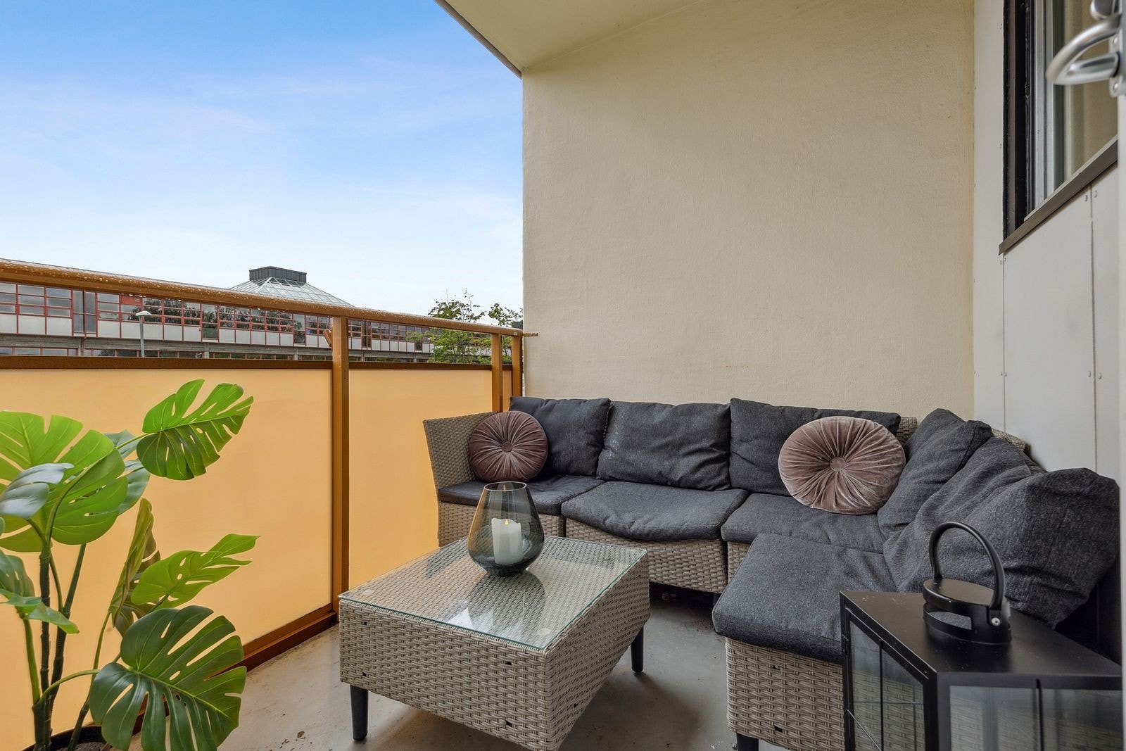 Fra stuen har du utgang til en vestvendt balkong med gode solforhold. Galleribilde