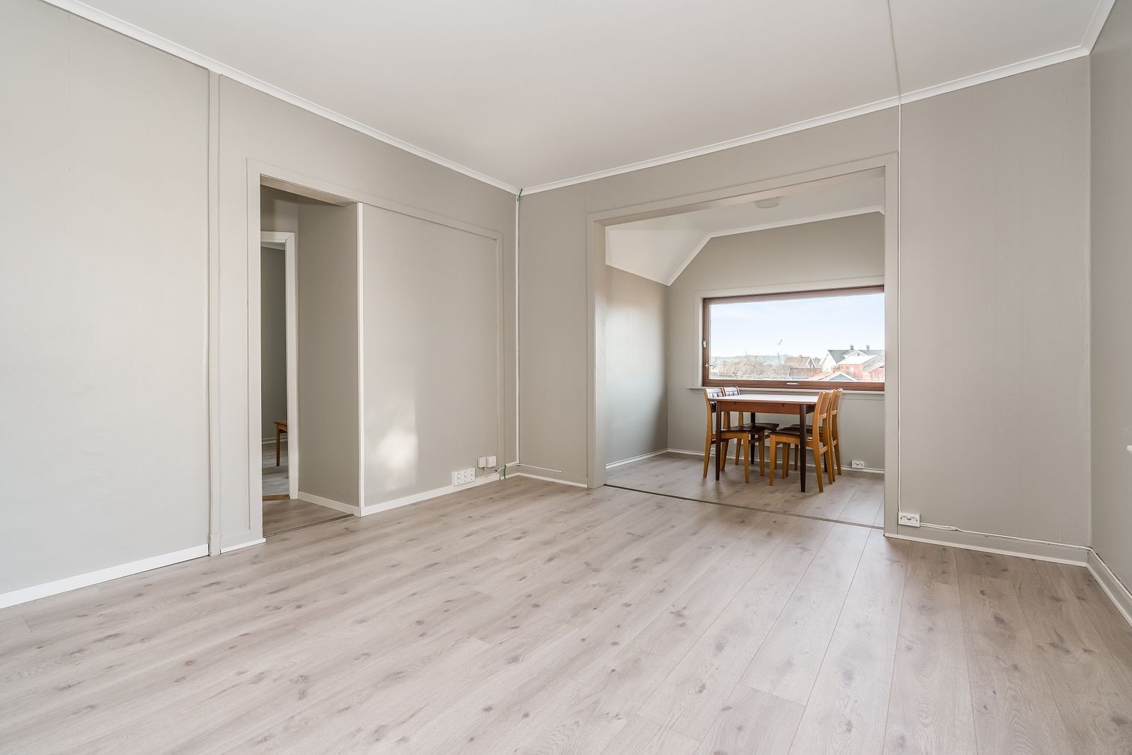 Lys og romslig stueavdeling med plass til både sofagruppe og spisestue Galleribilde