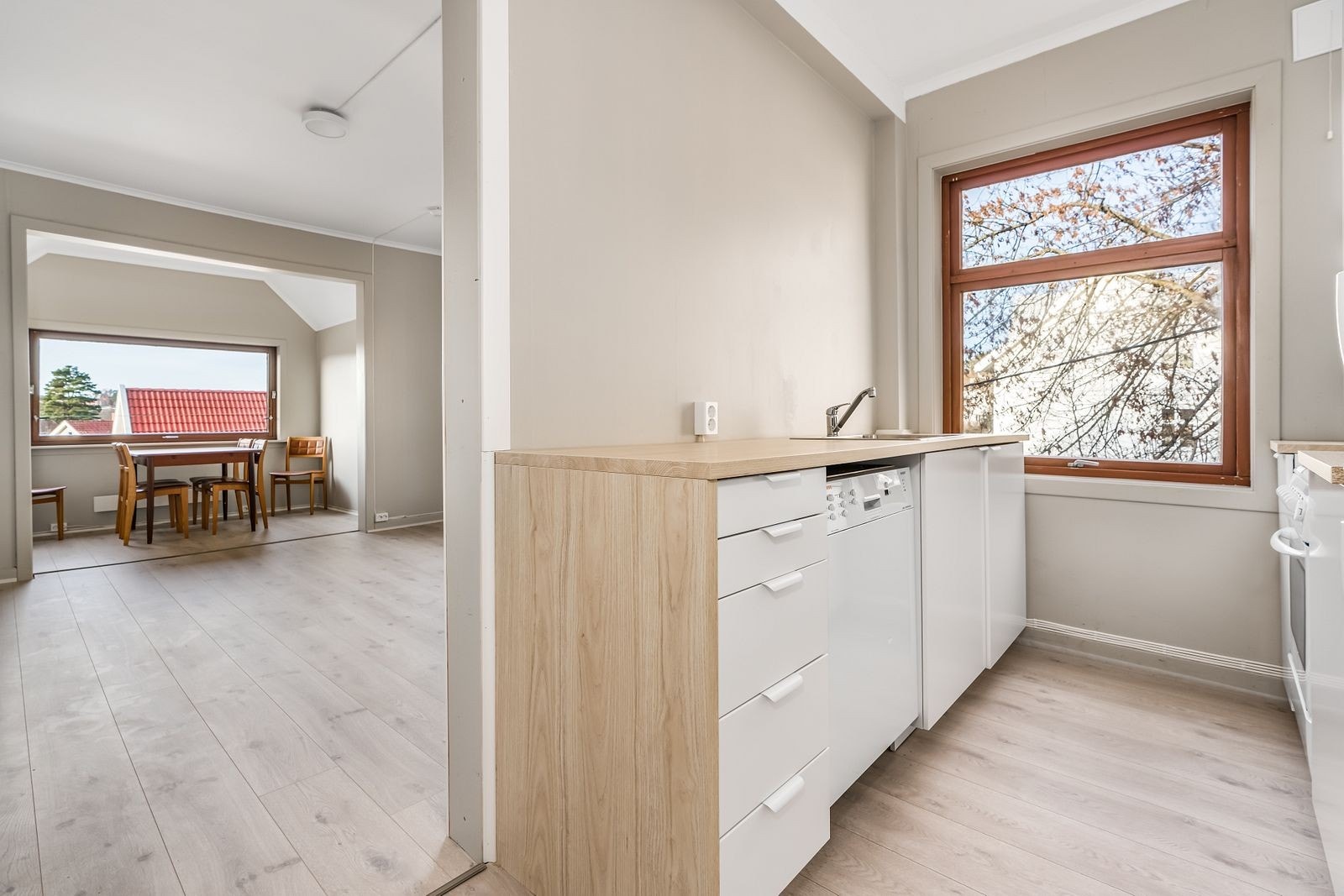 Brukervennlig kjøkken med slett innredning og laminat benkeplate Galleribilde