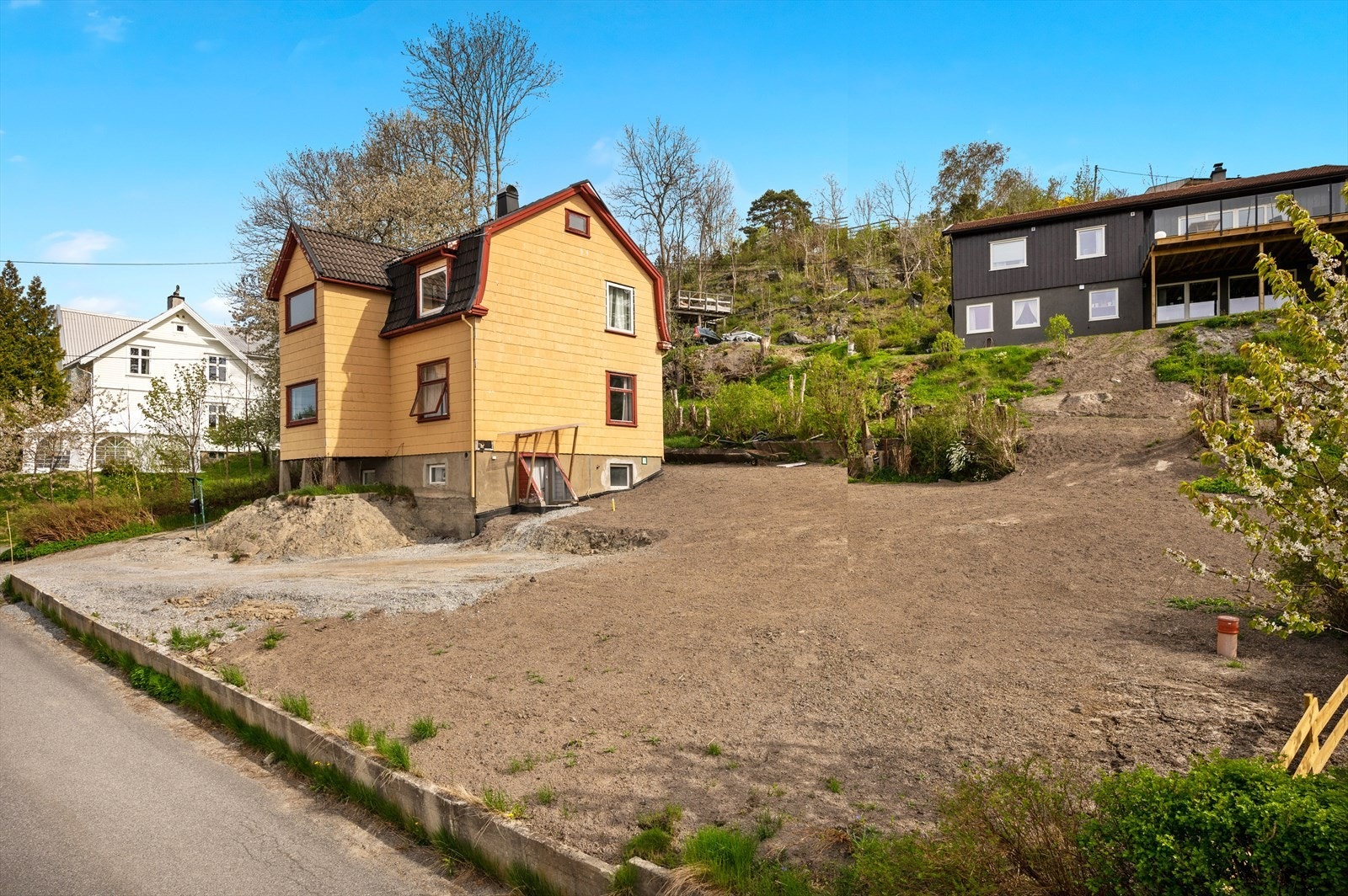 Det er nylig lagt nye vannrør i hagen og opparbeidet egne parkeringsplasser Galleribilde