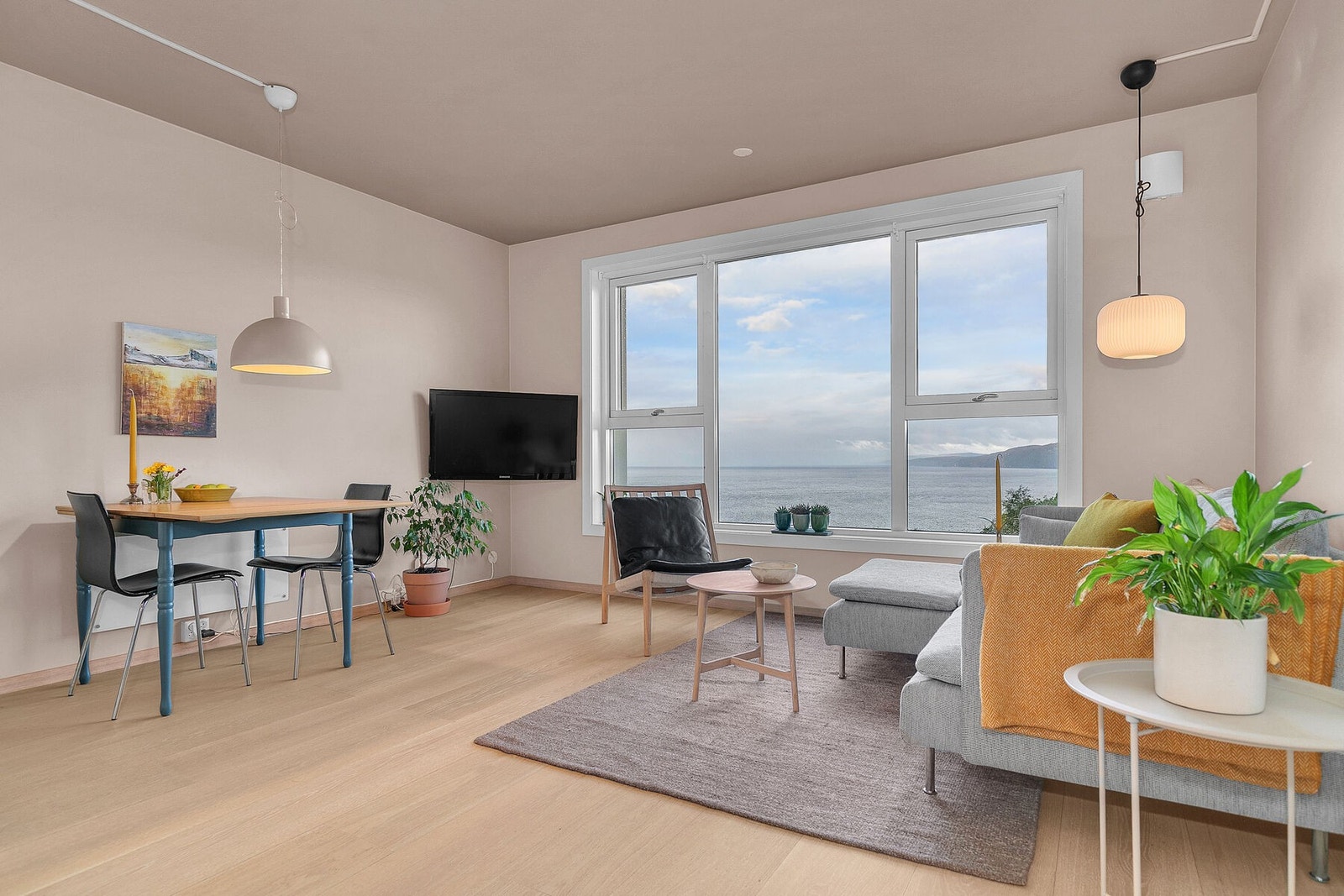 Leiligheten har en åpen stue/kjøkken løsning Galleribilde