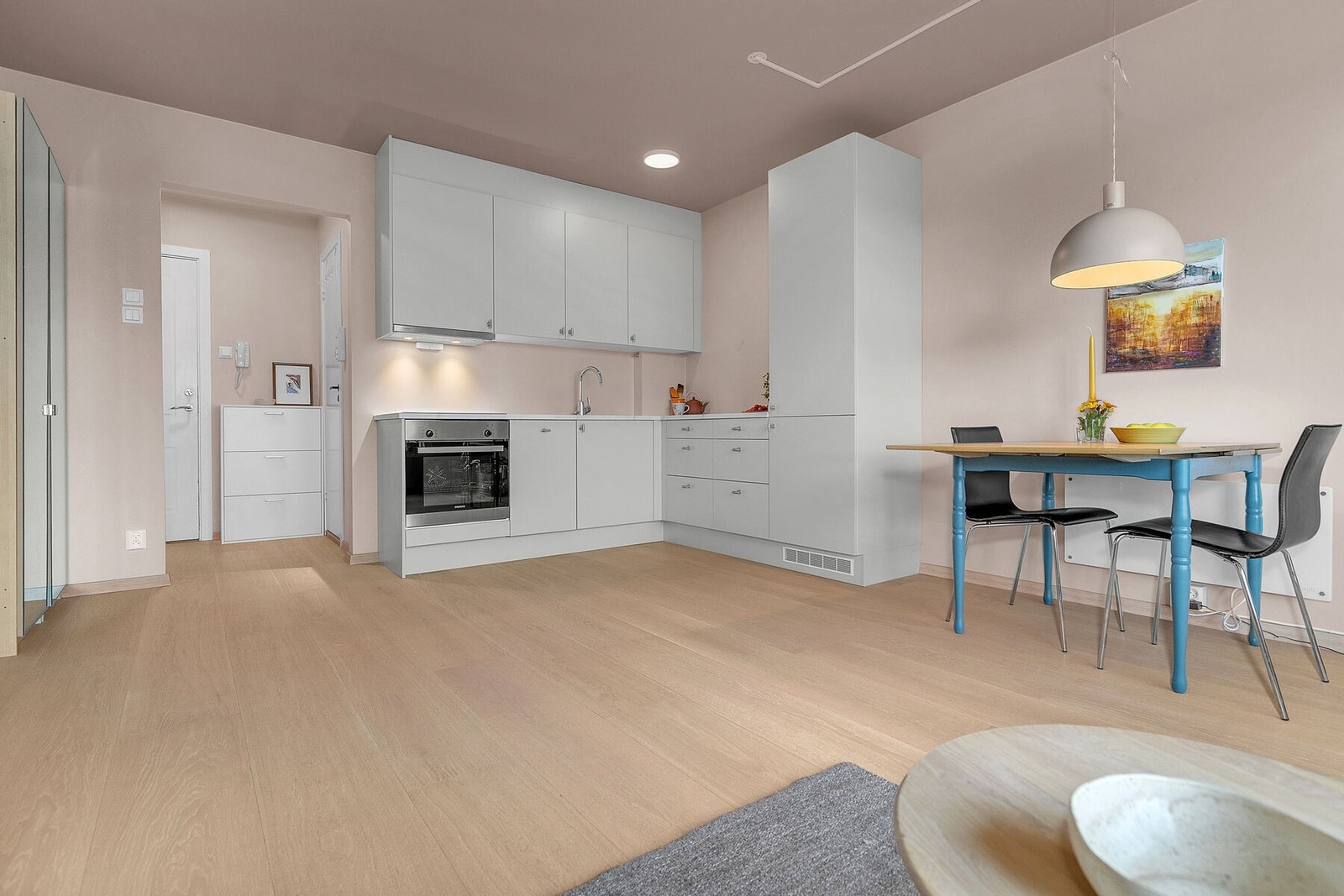 Kjøkkenet har integrerte hvitevarer som komfyr, stekeovn, oppvaskmaskin og kombiskap Galleribilde