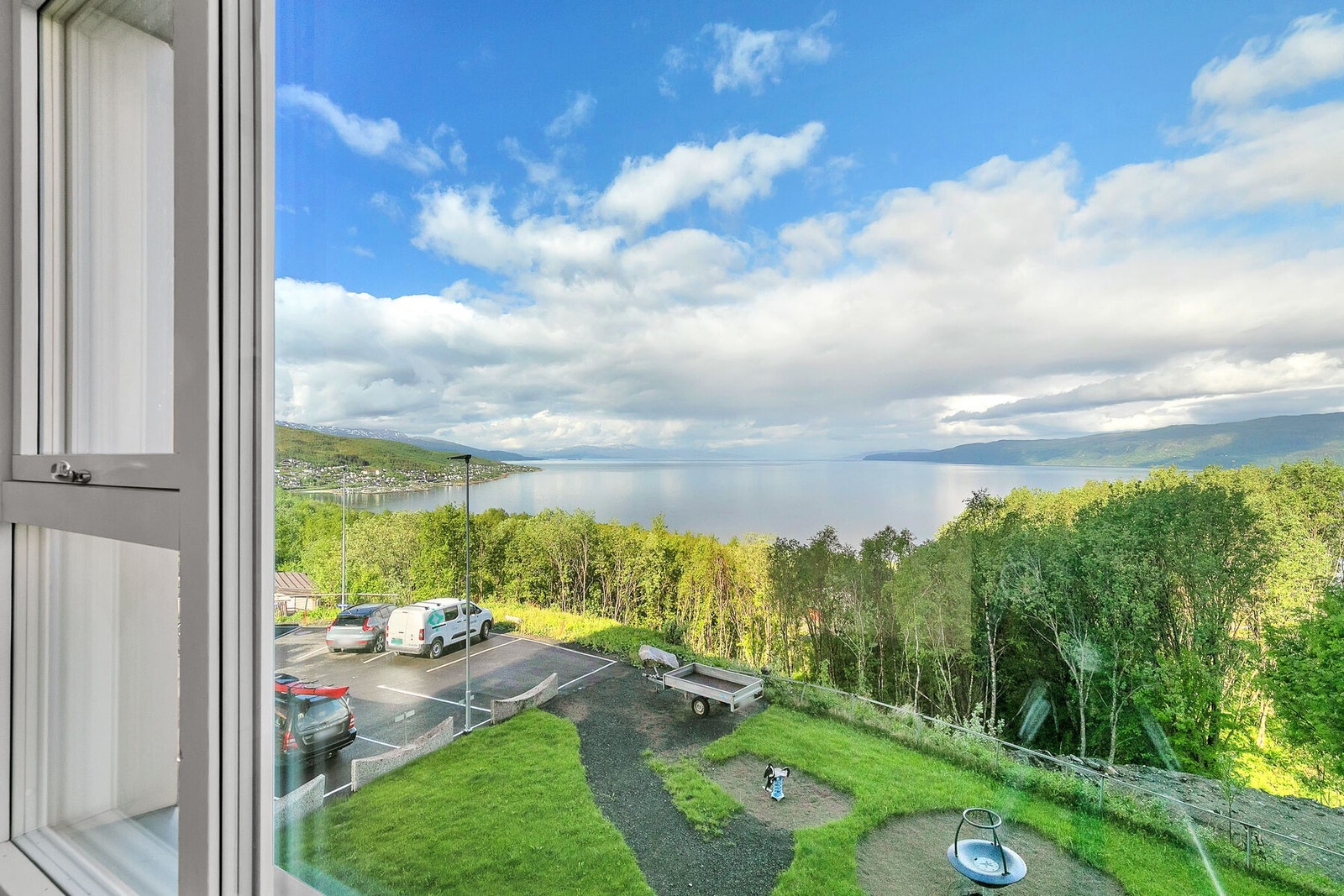 Utsikt mot hav og fjell Galleribilde