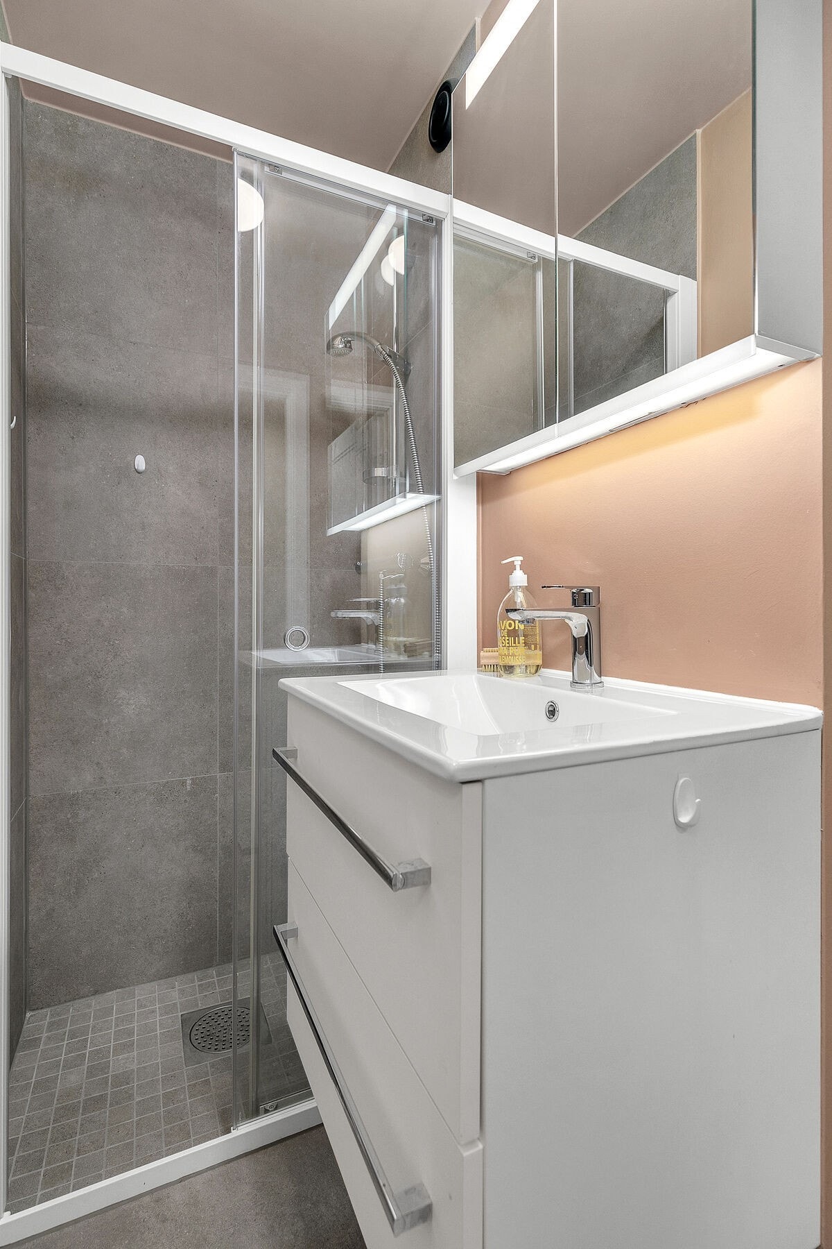 Badet består av dusj, servant og toalett Galleribilde