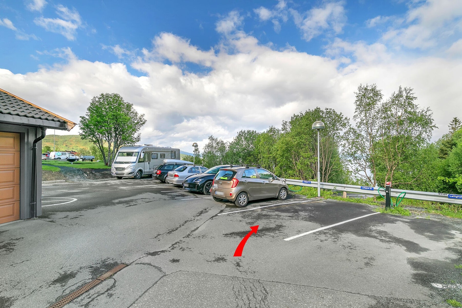 Leiligheten disponerer en parkeringsplass, i tillegg har borettslaget markerte gjesteparkeringer Galleribilde