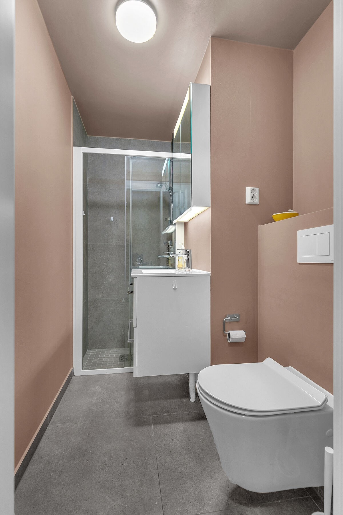 Bad med flislagt gulv og dusjsone Galleribilde