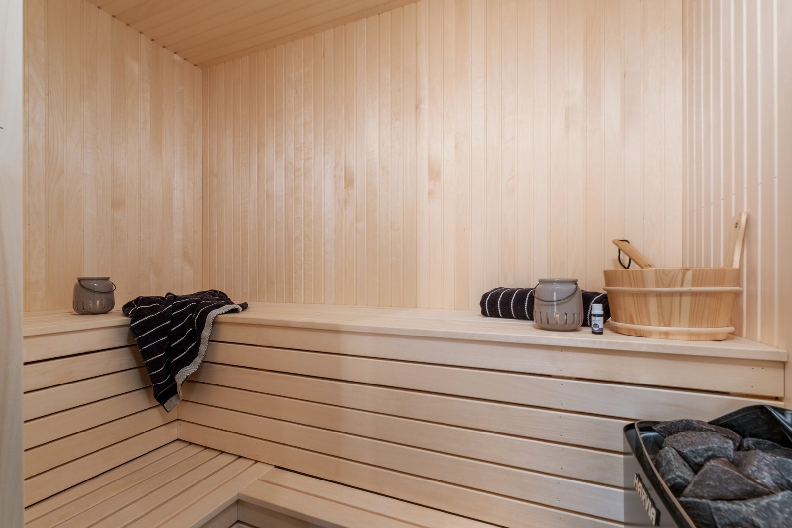 Badstue med osp panel i vegger, himling og benker for behagelig konformt og vegghengt badstuovn. Galleribilde