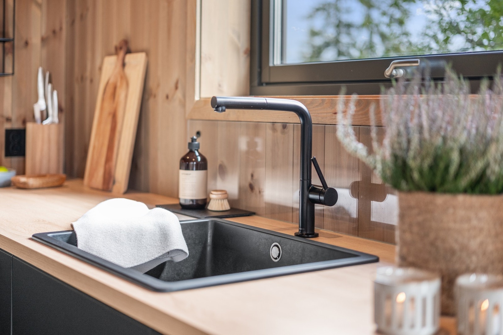 Folierte skrog med slette fronter. Laminert benkeplate med nedsenket utslagsvask og ett-greps armatur. Galleribilde