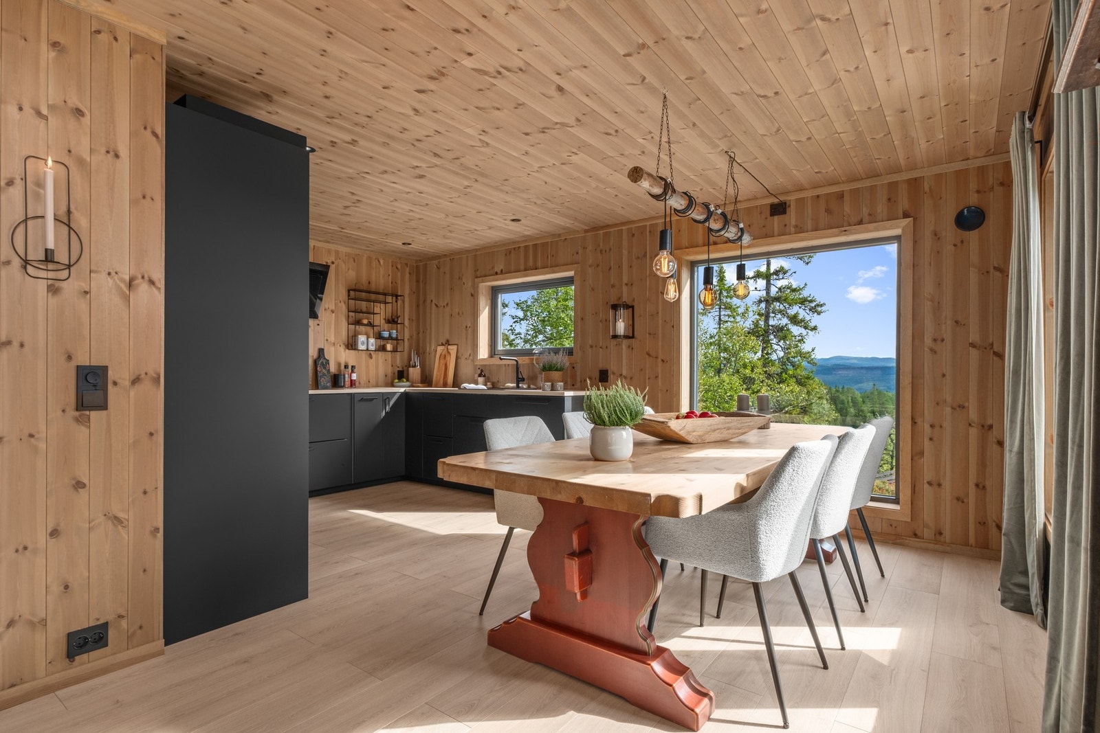 Det er spotter i tak på kjøkkenet. Galleribilde