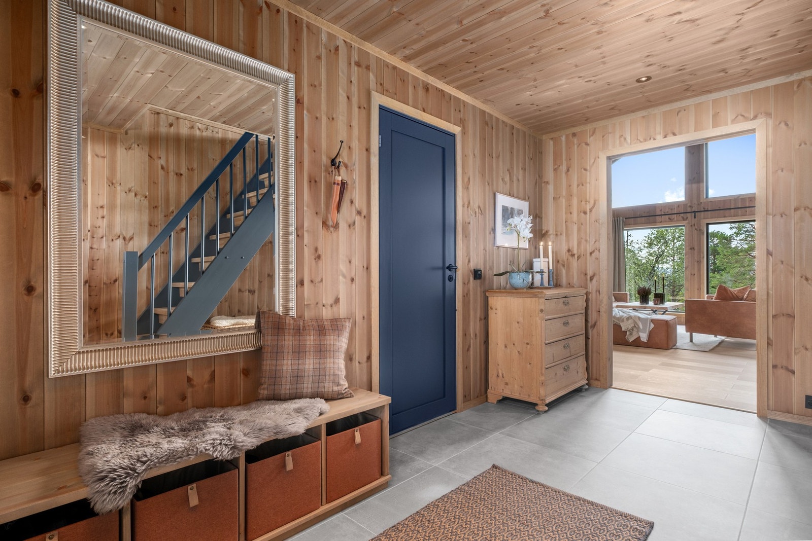 Romslig flislagt gang med inngang til badet. Galleribilde