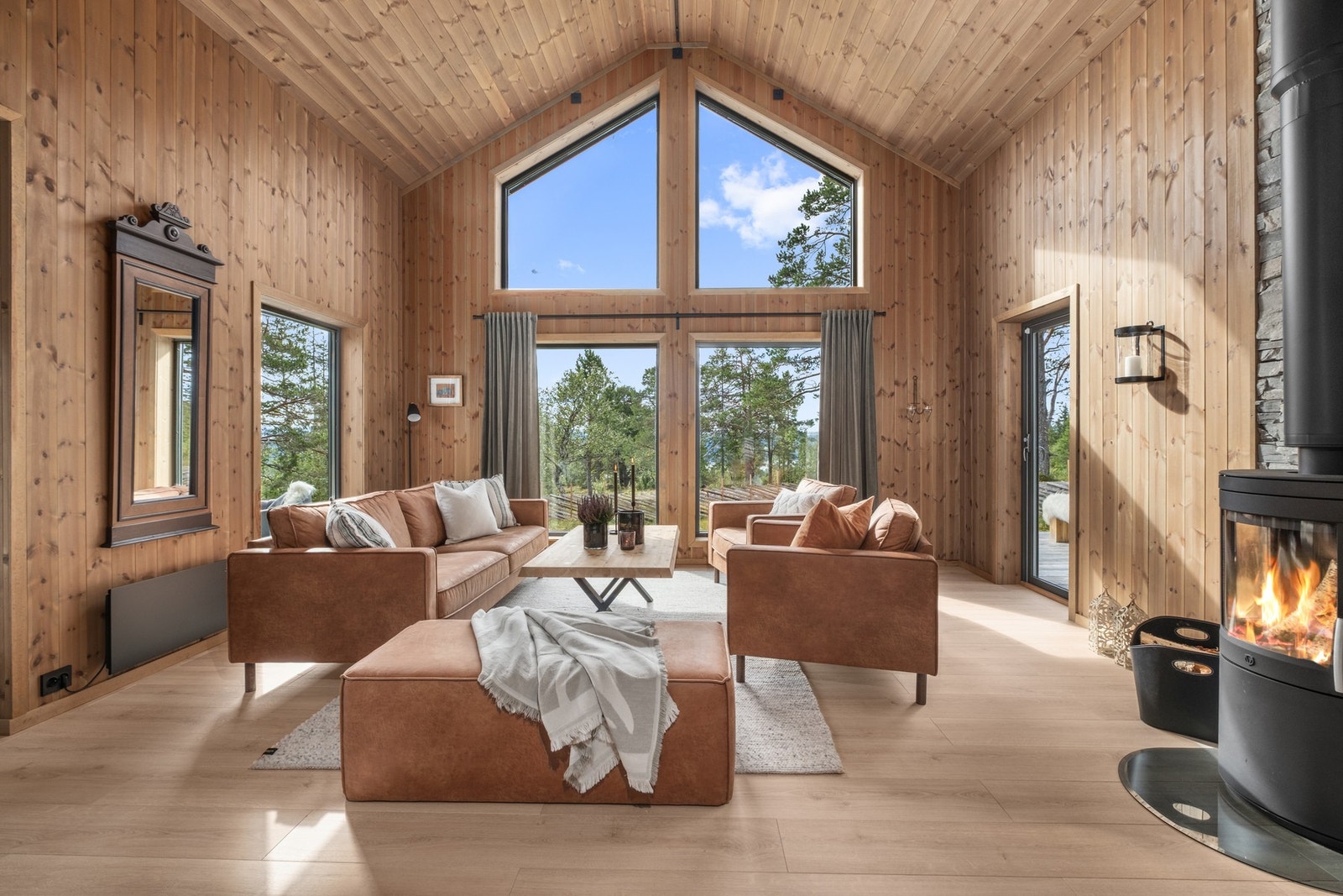 Nydelig stueareal med høy takhøyde og svært store vindusflater som sørger for rikelig med naturlig belysning. Galleribilde