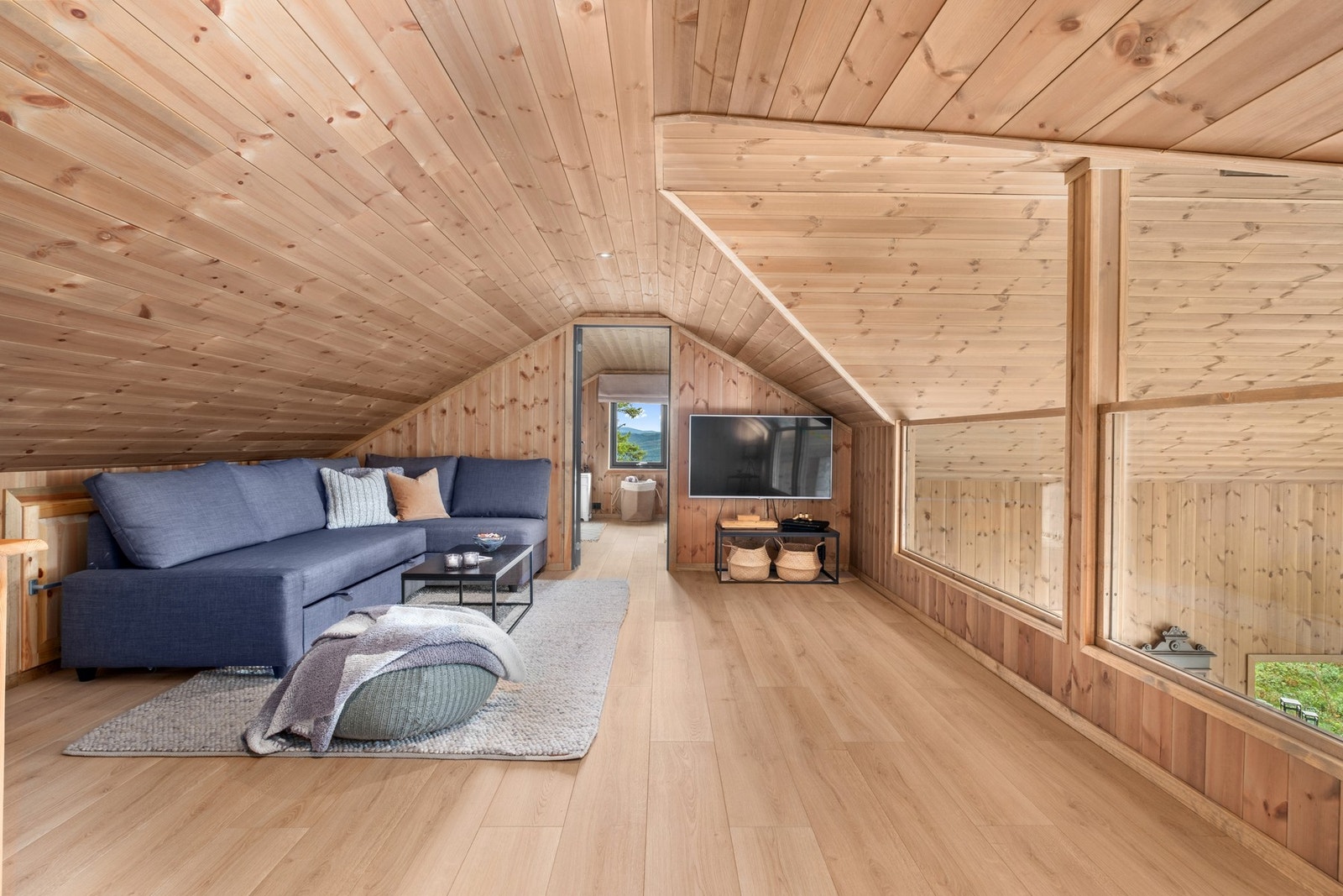 God plass til sofakrok og TV. Galleribilde