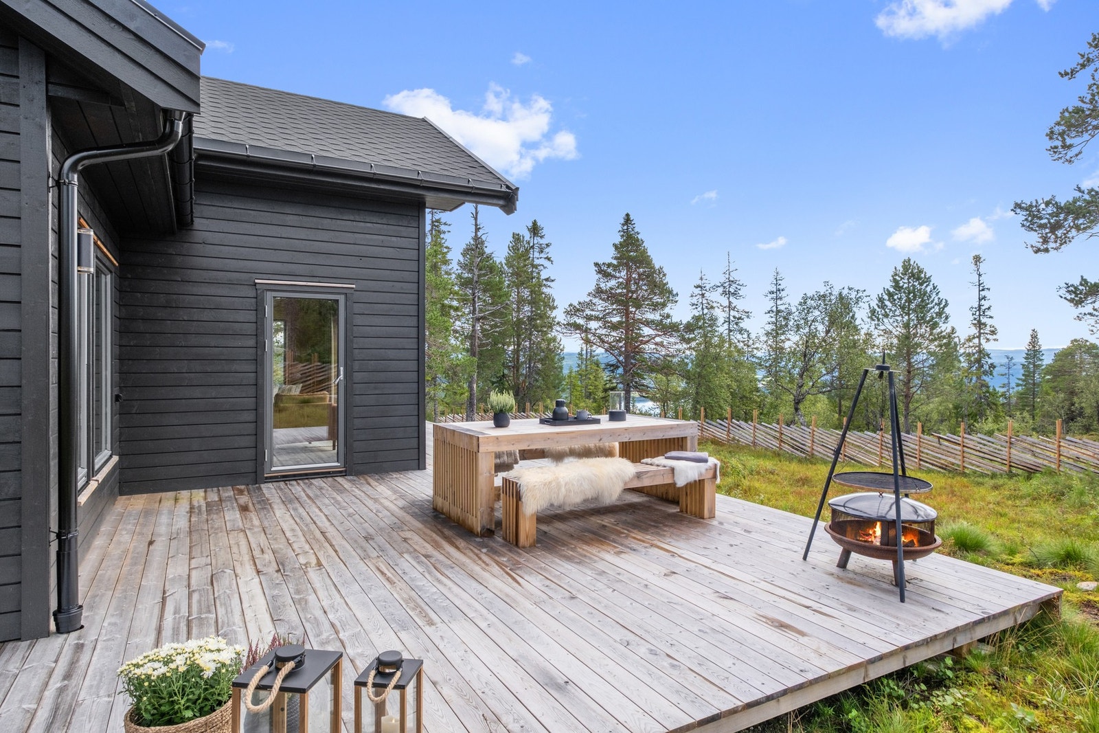 Terrassen er vendt mot sør - kjempegode solforhold. Galleribilde