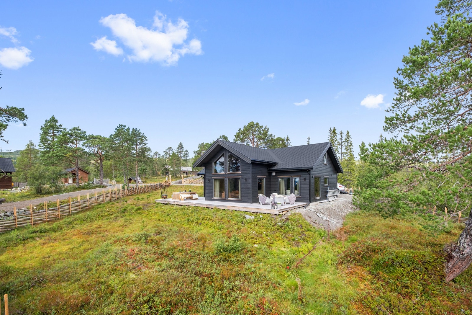 Hytten overholder en svært god og påkostet standard, og inneholder blant annet 4 soverom og 2 stuer. Galleribilde