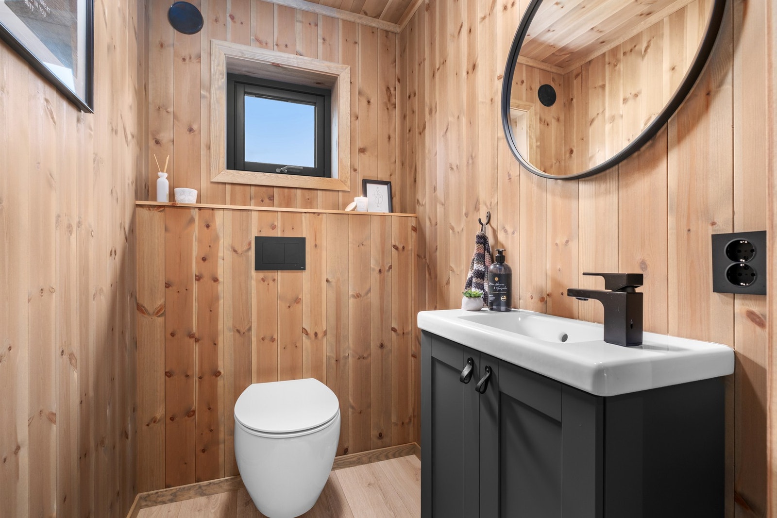 Separat toalettrom i 1. etasjen. Galleribilde