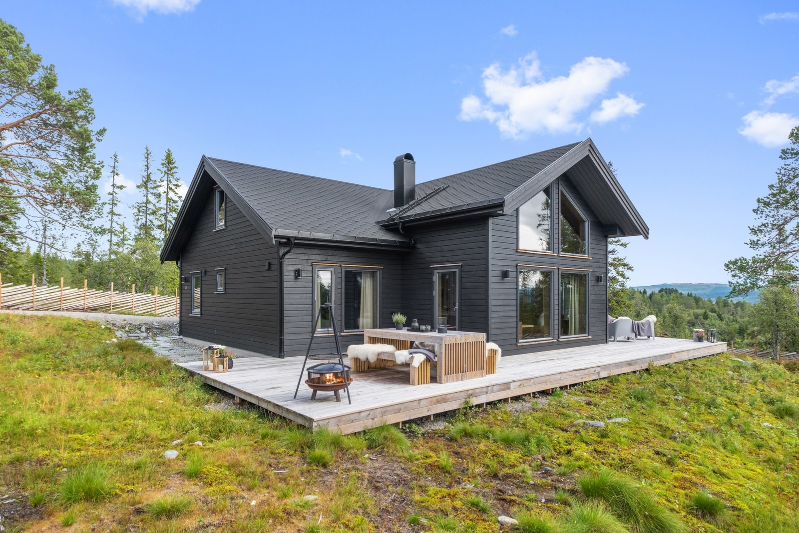 EiendomsMegler 1 ved Oliver Almli Reinås presenterer: Svartåsvegen 36. Galleribilde