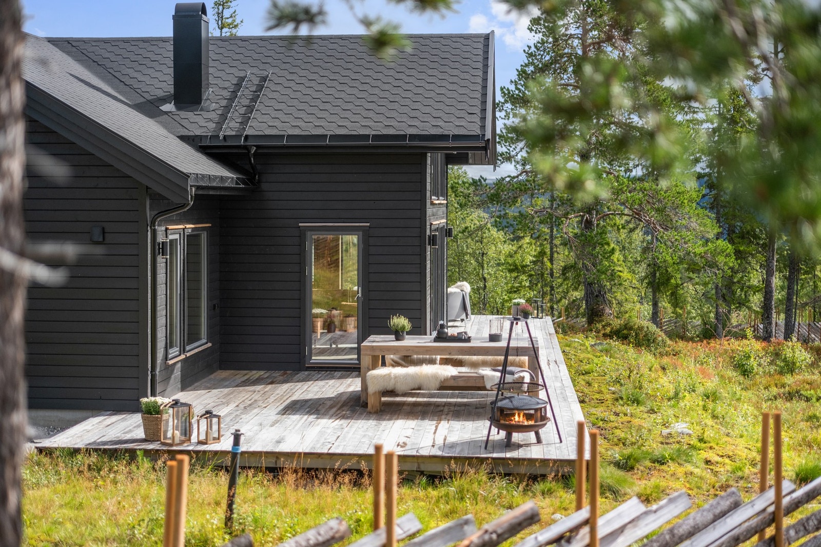 Terrassen er på hele 56,5 kvm og strekker seg rundt store deler av hytten. Galleribilde