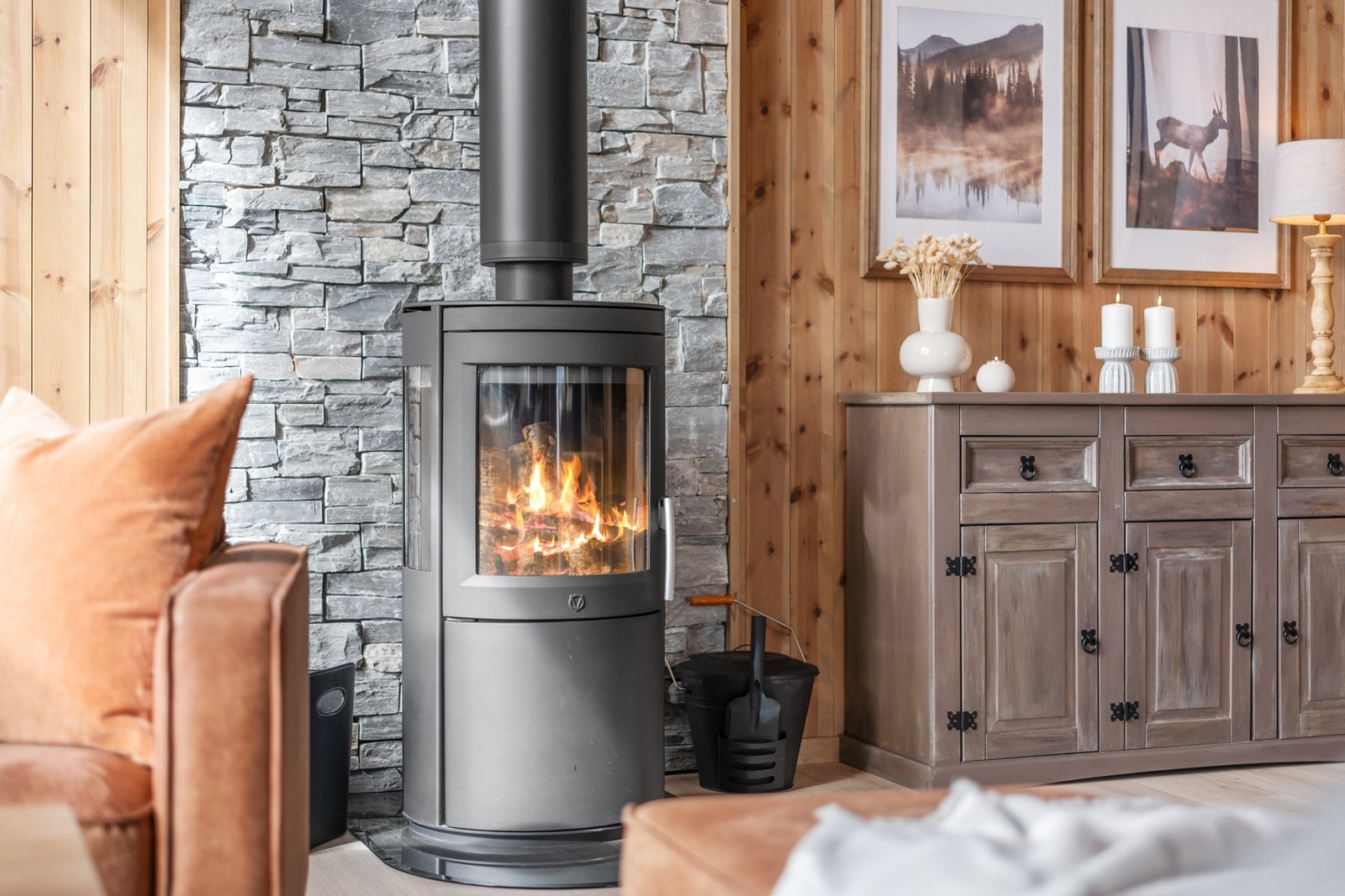 Til oppvarming er det elektrisk (gulvvarme og panelovner) samt vedfyring. Galleribilde